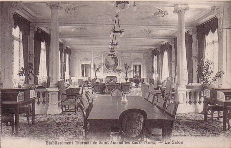 Le salon de l'établissement des thermes de Saint-Amand sur une carte postale ancienne