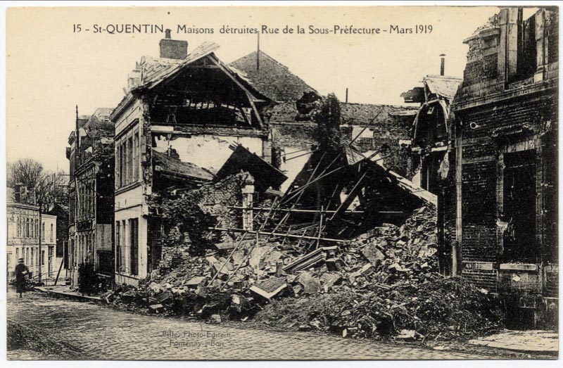 Maisons détruites rue de la Sous-Préfecture à Saint-Quentin (mars 1919) sur une carte postale ancienne