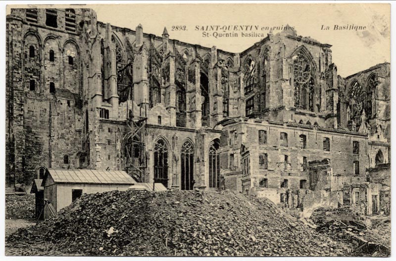 La basilique de Saint-Quentin en ruines après la Première Guerre Mondiale sur une carte postale ancienne