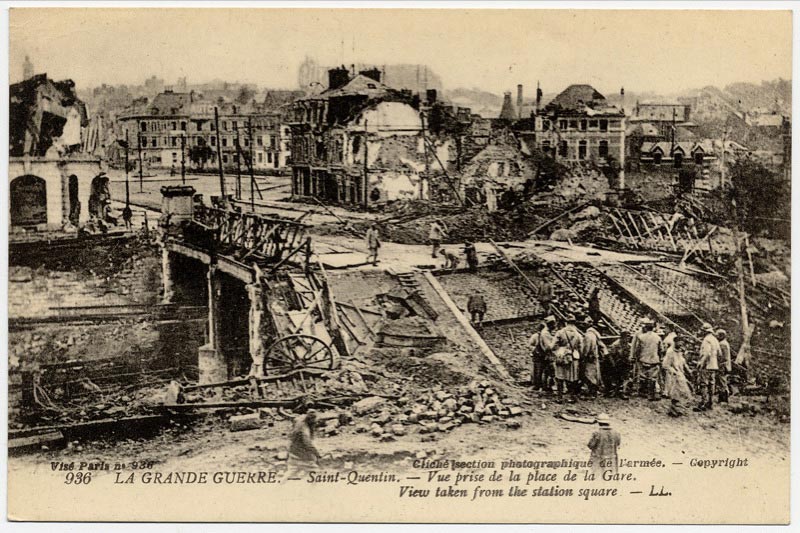 La place de la Gare à Saint-Quentin après la Grande Guerre sur une carte postale ancienne