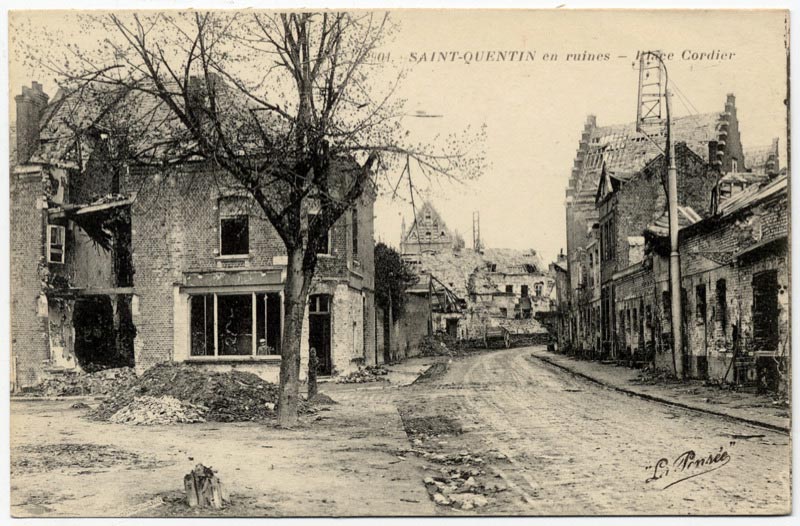 La place Cordier à Saint-Quentin en ruines après la Première Guerre Mondiale sur une carte postale ancienne