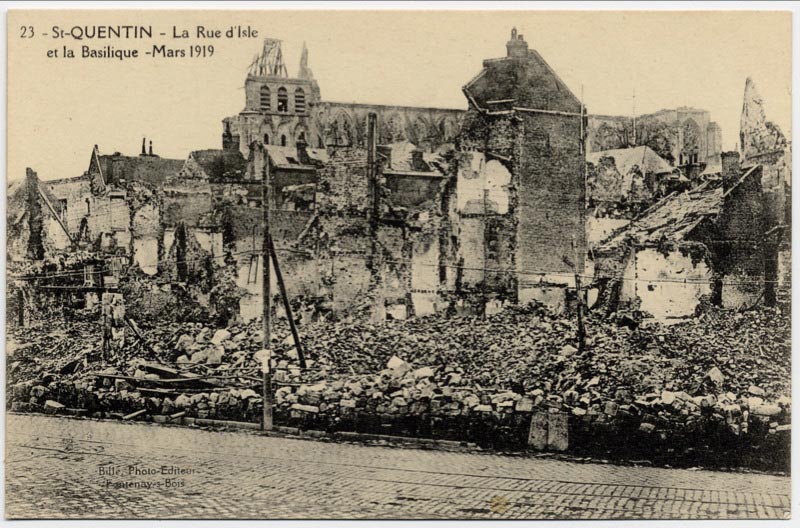 La rue d'Isle à Saint-Quentin et la Basilique en ruines après la Première Guerre Mondiale (Mars 1919) sur une carte postale ancienne
