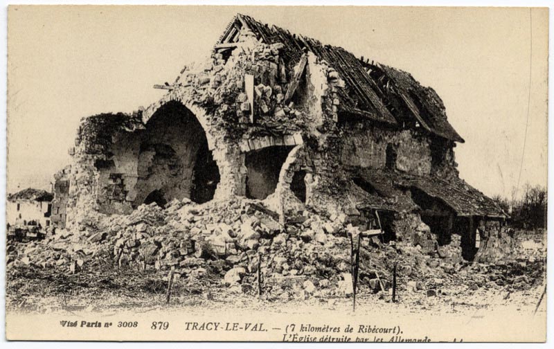L'église de Tracy-le-Val en ruines pendant la Première Guerre Mondiale sur une carte postale ancienne