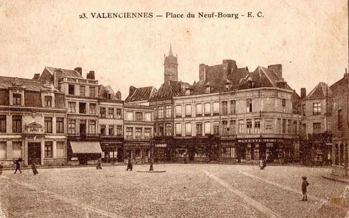 La Place du Neuf Bourg à Valenciennes sur une carte postale ancienne