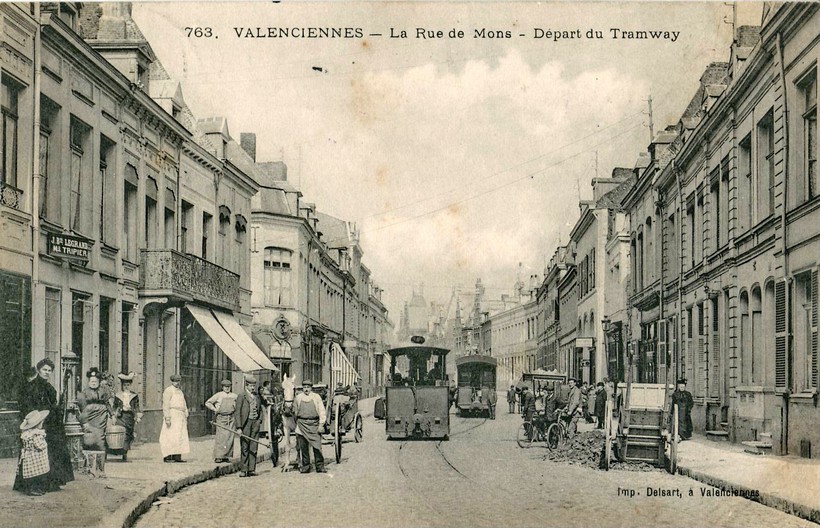 Le  départ du Tramway, rue de Mons à Valenciennes sur une carte postale ancienne
