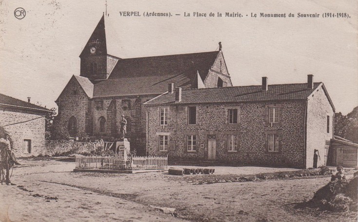 La Place de la Mairie de Verpel, le Monument du Souvenir (1914-1918) sur une carte postale ancienne