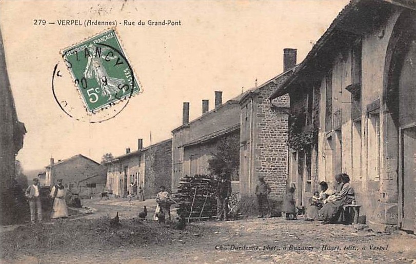 La rue du grand pont à Verpel sur une carte postale ancienne