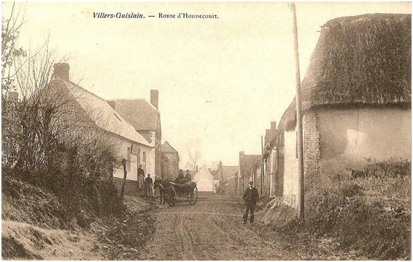 La rue d'Honnecourt à Villers-Guislain sur une carte postale ancienne