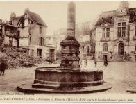La Fontaine et la Place de l'Hôtel de Ville après le bombardement de Château-Thierry (photo 1918)