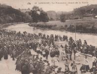 La Procession venant de la Grotte à Lourdes