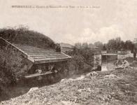 Le Chemin de Moronvilliers et un pont sur un bras de la Suippe