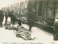 Transport de blessés à la gare de Châlons-sur-Marne