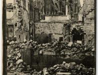 L'abside de la cathédrale de Reims vue d'une maison bombardée