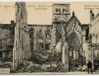 Les ruines de la rue de Vesle à Reims et l'église Saint-Jacques