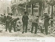 Déblaiement des rues de Lilles après le bombardement (1915)