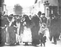 Gréve de Méru les femmes en tête de la manifestation des grévistes (1909)