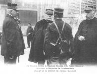 Joffre félicite le brigadier qui a défendu l'usine Doudelle pendant la gréve de Méru (1909)