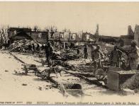 Soldats français déblayant les ruines à Noyon après la fuite des allemands