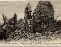 Installation d'une ligne téléphonique sur les ruines du village reconquis à Dompierre